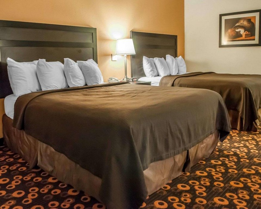 ACCESSIBLE HEARING 2 QUEEN BEDS at the Econo Lodge Inn & Suites Santa Fe