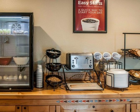 Welcome To Econo Lodge Inn & Suites New Mexico - Breakfast Area