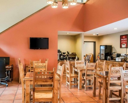 Welcome To Econo Lodge Inn & Suites New Mexico - Breakfast Seating