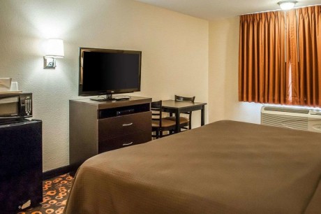 Welcome To Econo Lodge Inn & Suites New Mexico - King Room