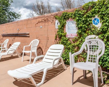 Welcome To Econo Lodge Inn & Suites New Mexico - Poolside Seating